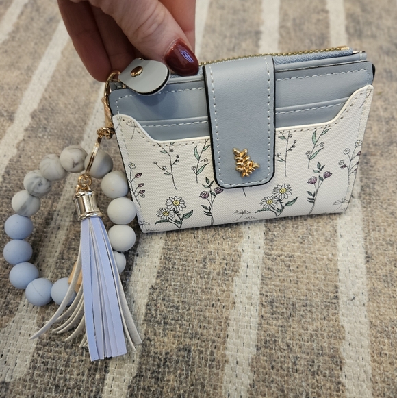 NEW Bi-Fold Floral Blue and White Snap Wallet + Beaded Bag Charm/Keychain - Picture 13 of 13
